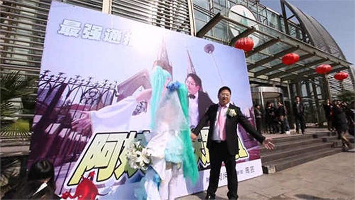 Tự tin chụp ảnh bên tấm poster in hình mình