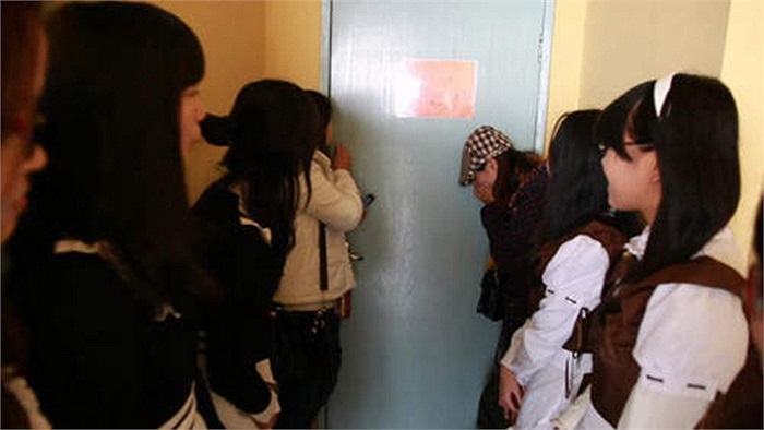 Bạn bè cô dâu chờ bên ngoài 