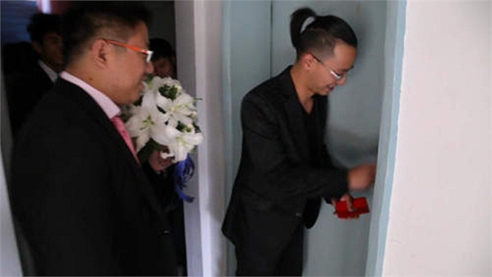 Chú rể đến đón dâu