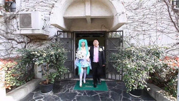 ...sau đó đưa nàng về dinh