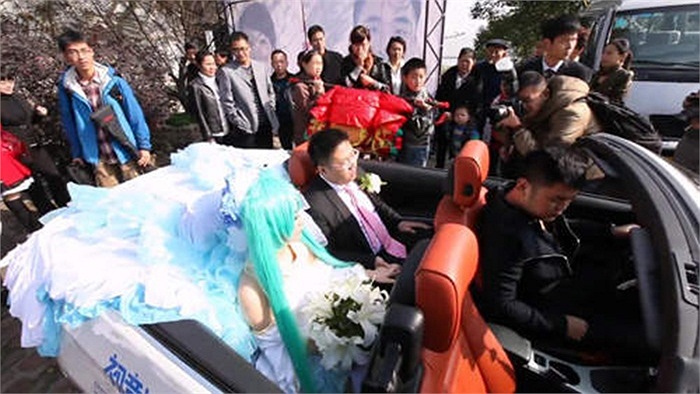 Cặp đôi lên xe hoa màu trắng sang trọng