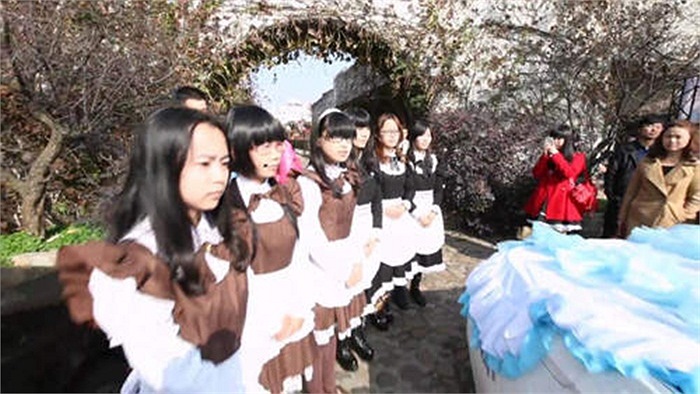 Những phù dâu tiễn cô dâu ra xe đón dâu