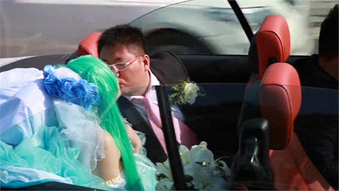 Cặp đôi trao nhau nụ hôn nồng thắm