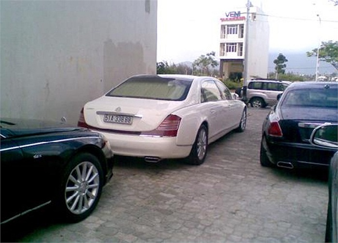 62S với đôi ống pô hình tứ giác rất thể thao. Cụm đèn LED trải dài cả đuôi xe.(Theo Vnexpress)(Theo Vnexpress) 