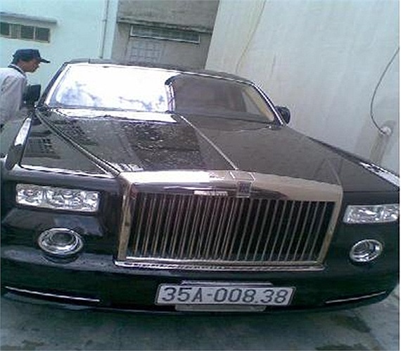 Rolls-Royce Phantom phiên bản rồng vốn định cư ở đất cố đô, nhưng hay được chủ nhân đưa lên Hà Nội 'chơi'.(Theo Vnexpress) 