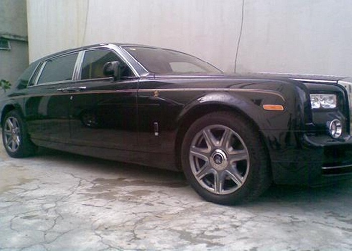 Phantom phiên bản rồng với đường kẻ đúp màu vàng và hình rồng.(Theo Vnexpress) 