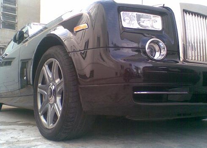 Chỉ có 33 chiếc thuộc bộ sưu tập Phantom in hình rồng được sản xuất với khách hàng mục tiêu của hãng xe siêu sang là ở Trung Quốc. Nhưng đã có ít nhất 4 chiếc về đến Việt Nam (Theo Vnexpress) 