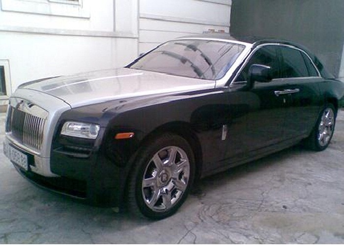 Ghost là đàn em của Phantom, cả về kích thước và giá bán. Tại Mỹ, xe có giá khoảng 255.000 USD.(Theo Vnexpress) 