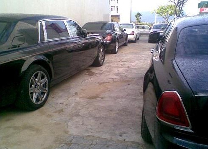 5 mẫu siêu sang nối đuôi xếp thành 2 hàng. Bên trái là Maybach 62S màu trắng, 62S màu đen và cuối cùng là Rolls-Royce Phantom bản rồng, bên phải là 2 chiếc Rolls-Royce Ghost. (Theo Vnexpress) 