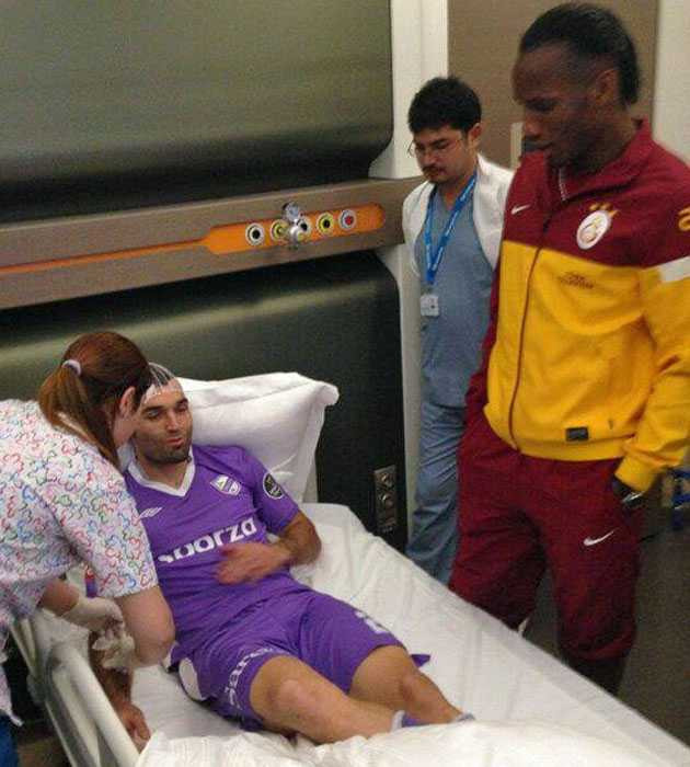 Đấu đầu Drogba, nhập viện khẩn cấp