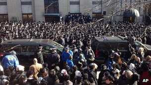 Đau lòng cậu bé sinh ra trong tai nạn cướp đi cha mẹ