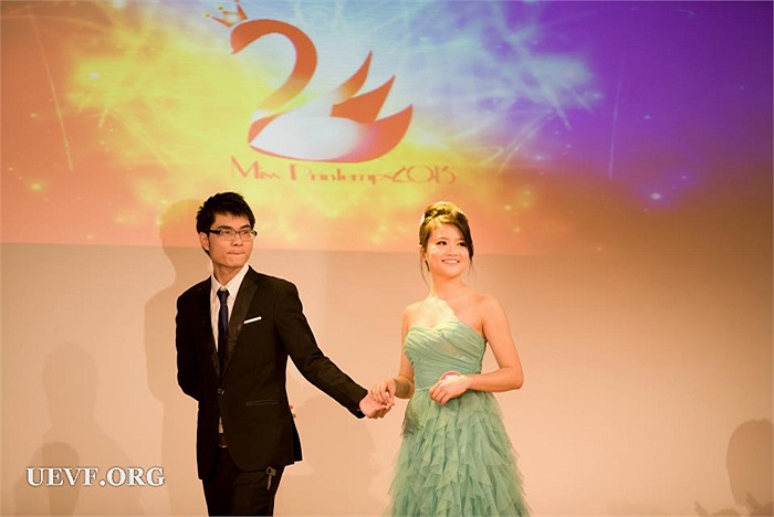 Đỗ Hà Ngân đã vượt qua 18 nữ sinh xinh đẹp còn lại để bước lên ngôi vị cao nhất cuộc thi Miss Xuân 2013
