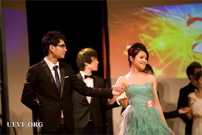 Miss Xuân 2013 của du học sinh Pháp chia sẻ rằng cô thích chơi với trẻ con, chăm sóc cây cảnh và đọc sách.