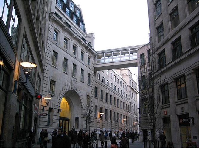 4.Đại học Kinh tế và Chính trị Luân Đôn (Anh)