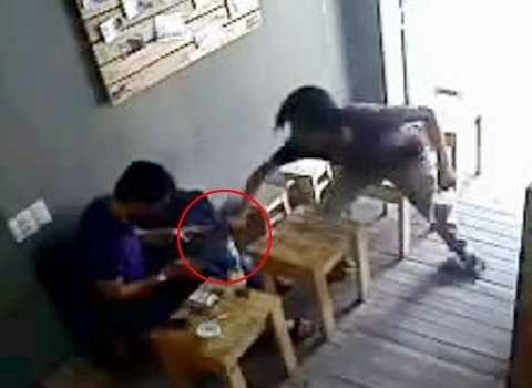 Xông vào quán cà phê cướp