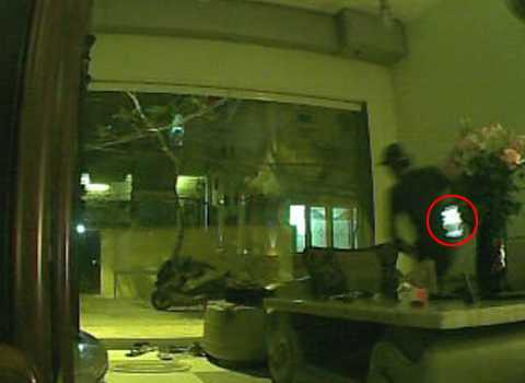 tên cướp xông thẳng vào nhà cướp chiếc iPad