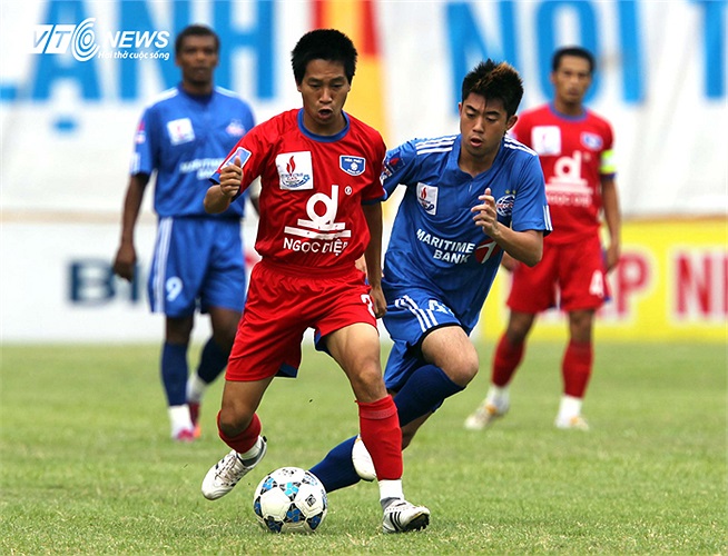 Tiền vệ trung tâm: Trần Trọng Lộc (áo đỏ) (32 tuổi - Cựu tuyển thủ Quốc gia. Giá chuyển nhượng gần nhất: 1,2 tỷ). Thực trạng hiện tại: Thất nghiệp.