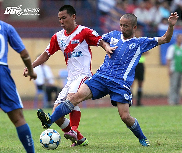 Tiền vệ trung tâm: Nguyễn Công Minh (áo xanh) (26 tuổi - Cựu tuyển thủ Quốc gia. Giá chuyển nhượng gần nhất: 2 tỷ). Thực trạng hiện tại: Thất nghiệp.