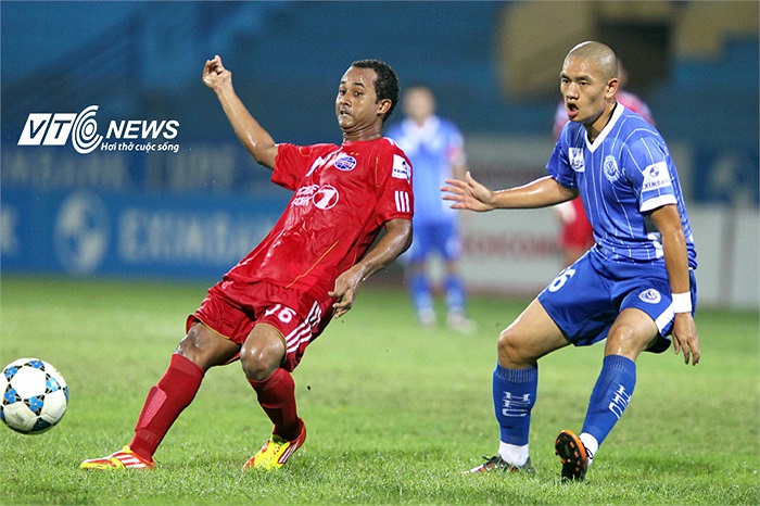 Tiền vệ trái: Johnny Ngọc Anh (áo xanh) (27 tuổi - Việt kiều. Mức lương được trả gần nhất: 8.000 USD/tháng). Thực trạng hiện tại: Thất nghiệp.