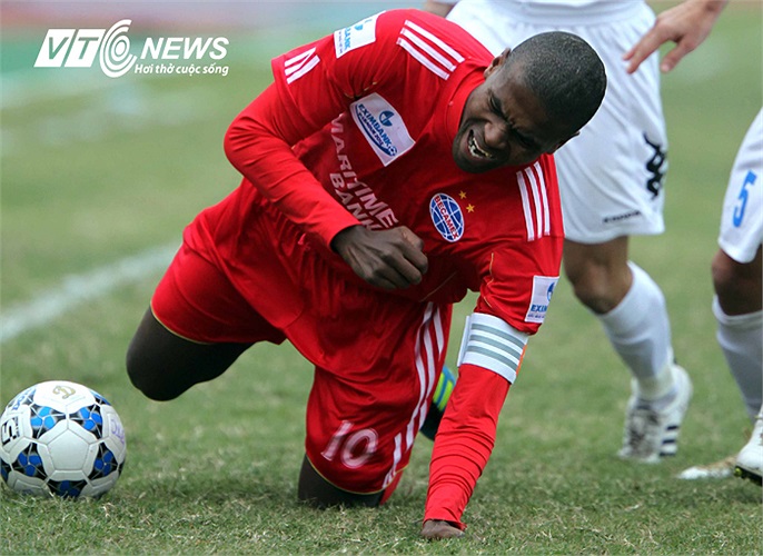 Tiền vệ phải: Phinali (34 tuổi - Quốc tịch Nam Phi. Giá chuyển nhượng gần nhất: Khoảng 120.000 USD/năm). Thực trạng: Bị chuyển xuống hạng Nhất.