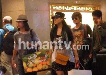 Đổng Khiết hẹn hò người đã có vợ, cấm chồng gặp con