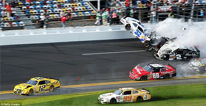 Xe của Kyle Larson và Regan Smith đã va vào nhau ở lượt chạy cuối cùng trong cuộc đua NASCAR Nationwide Series ở Daytona, Florida 