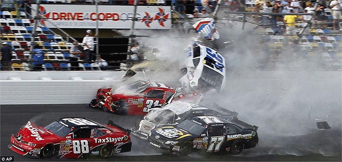 Lửa bắt đầu bén lên và những chiếc xe bay khỏi đường đua, lao thẳng về phía khán đài