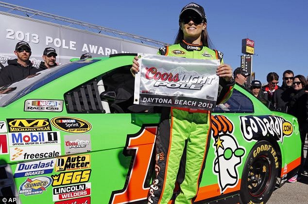 Trước đó, Danica Patrick trở thành nữ tay đua đầu tiên giành Pole ở đường đua Daytona 500.