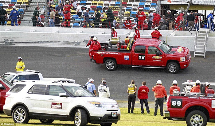 Hàng rào bảo vệ không đủ sức chống đỡ lực văng cực mạnh của những chiếc xe đua ở tốc độ cao