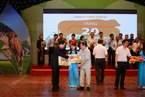 Đại diện FrieslandCampina Việt Nam trao tặng 60 con bò cho dự án “Ngân hàng Bò” – do TW Hội Chữ Thập Đỏ Việt Nam sáng lập. 