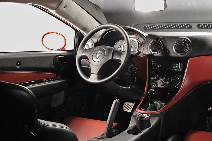 Trang bị trên phiên bản tiêu chuẩn chỉ dừng lại ở các tính năng cơ bản như hệ thống phanh ABS, điều hoà, sấy gương, hệ thống radio, ghế da, bộ mâm đúc và 2 túi khí,…