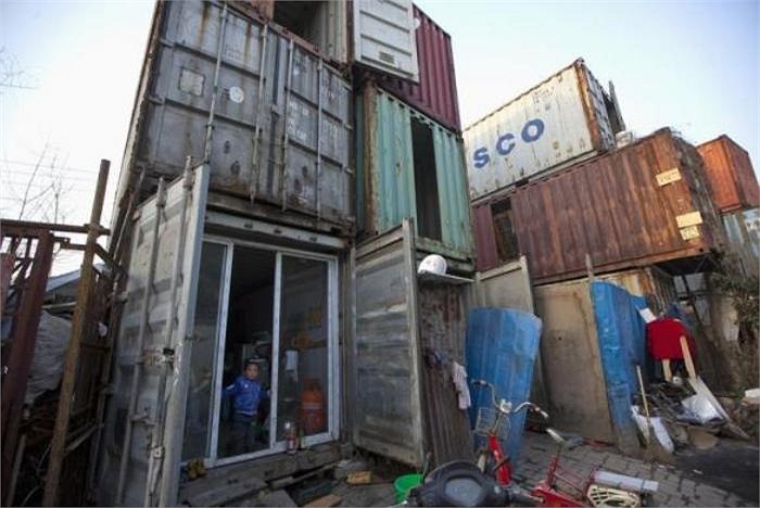 Những chỗ ở tạm bợ bên trong các container