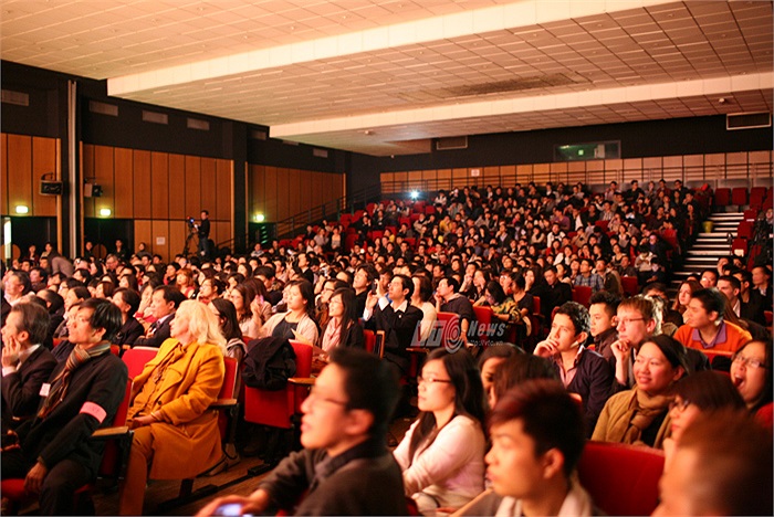 Vừa qua, tại nhà hát Espace Reuilly, trung tâm thủ đô Paris, Pháp, hơn 800 khán giả đã đến chật kín để cổ vũ cho các thí sinh tham dự cuộc thi Miss Xuân 2013.(Ảnh: UEVF)