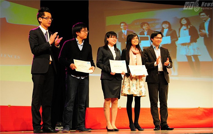 Lãnh đạo UEVF trao Giải thưởng sinh viên xuất sắc 2013