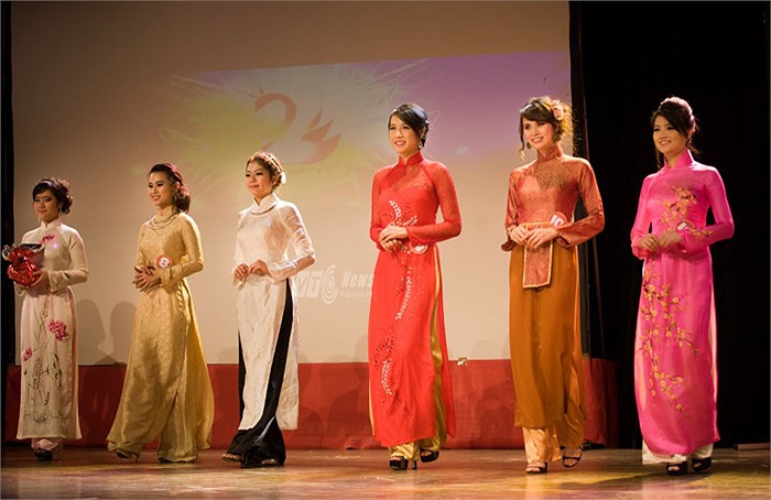 Thướt tha trong trang phục áo dài truyền thống