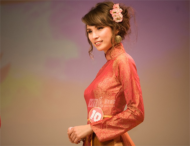 Nữ sinh Mercedes Aspa Lê Thi (bố là người Tây Ban Nha và mẹ là người Việt Nam) trong tà áo dài truyền thống của dân tộc