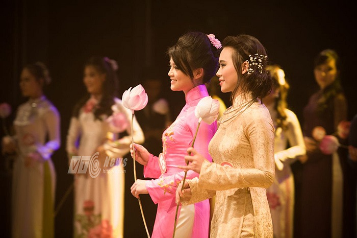 Dù ở Việt Nam hay tại Pháp, những cô gái mặc áo dài luôn là hình ảnh đẹp của dân tộc