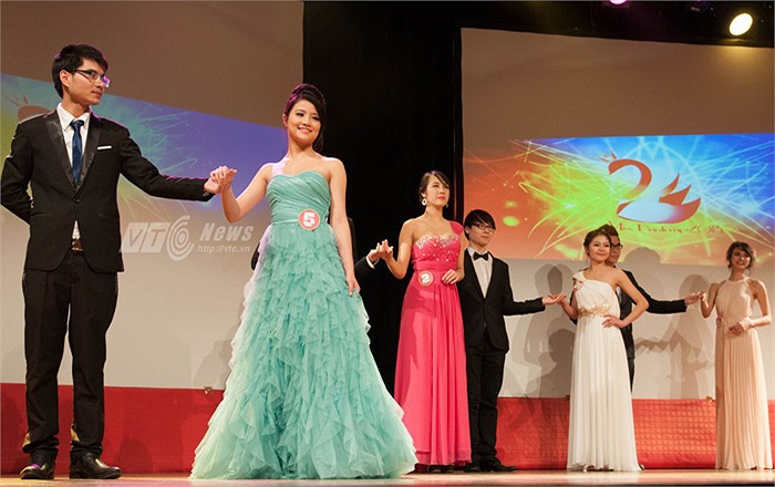 Lộng lẫy trong các bộ trang phục dạ hội