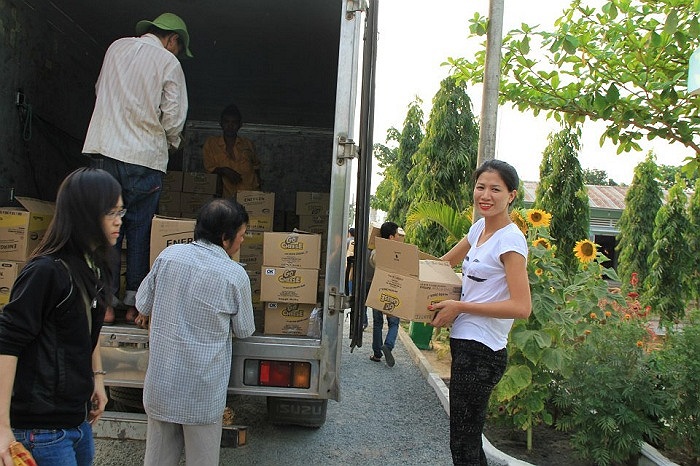 Trang Trần là một trong số những nghệ sĩ rất chăm chỉ làm từ thiện.