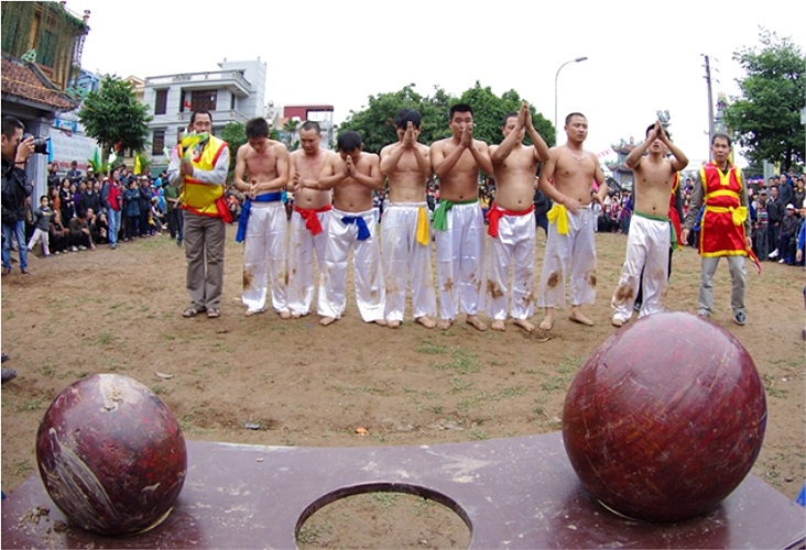 Quả cầu được làm bằng gỗ mít, có 3 kích cỡ khác nhau nhằm phù hợp với từng độ tuổi. Quả lớn nhất nặng tới 25kg (Theo Thể thao & Văn hóa)