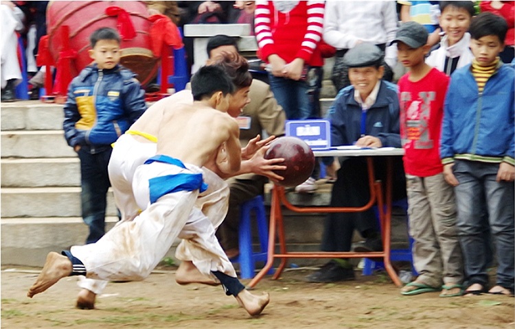 Và cũng vì cầu nhẹ, nhiều lúc các cầu thủ nhí có thể ném thẳng quả cầu về đích mặc cho đối phương đang bám sát (Theo Thể thao & Văn hóa)