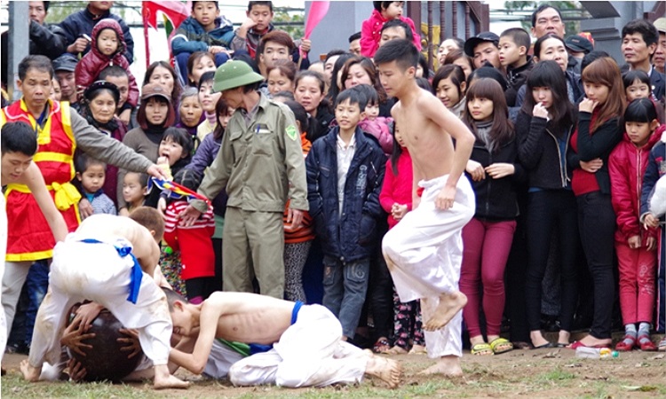 Nhưng cũng có đội thiếu niên sẵn sàng thử sức với quả cầu tiêu chuẩn 25kg (Theo Thể thao & Văn hóa)