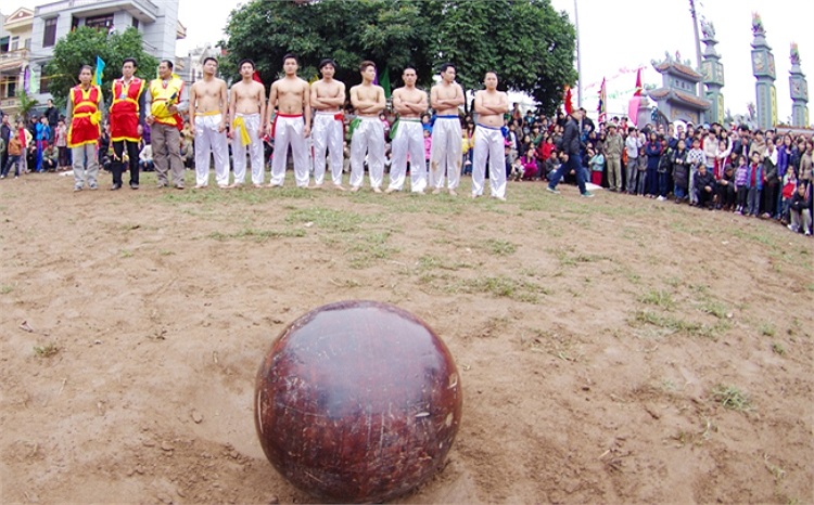 Sau các thủ tục bái tổ, chào khán giả, tất cả sẵn sàng cho cuộc tỉ thí giữa 4 đội, mỗi đội 2 người. Các cầu thủ của mỗi đội sẽ cố gắng cướp cầu mang về hố của mình để ghi điểm (Theo Thể thao & Văn hóa)