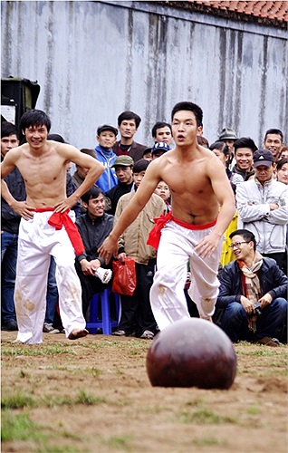 Sau khi nghe hiệu lệnh của trọng tài, những chàng trai lao vào trái cầu và bắt đầu thể hiện sức mạnh (Theo Thể thao & Văn hóa)