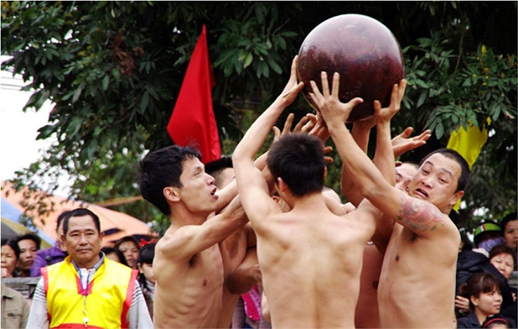 Trong nhiều trường hợp tranh cầu không được, quả cầu được nâng lên cao và chờ một cuộc tranh giành mới (Theo Thể thao & Văn hóa)