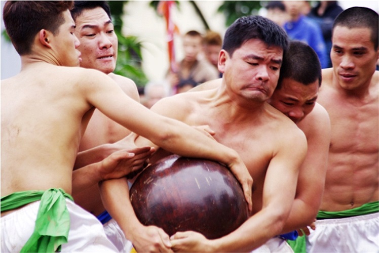 Những người đàn ông tráng kiện thường có ưu thế khi có thể ôm chặt quả cầu lao đi trong sự cản phá của đối phương (Theo Thể thao & Văn hóa)