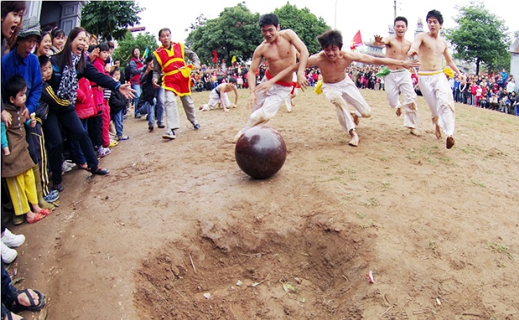 Có nhiều cách để các cầu thủ có thể đưa bóng vào hố ghi điểm. Có người chọn cách lăn bóng, ném bóng (Theo Thể thao & Văn hóa)