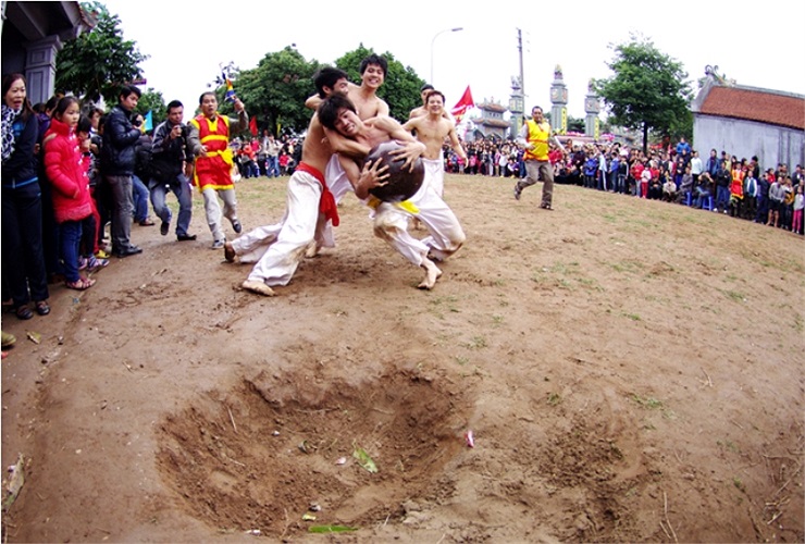 Nhưng đa số chọn cách ôm bóng lao về hố bởi đó là cách bảo vệ bóng tốt nhất (Theo Thể thao & Văn hóa)