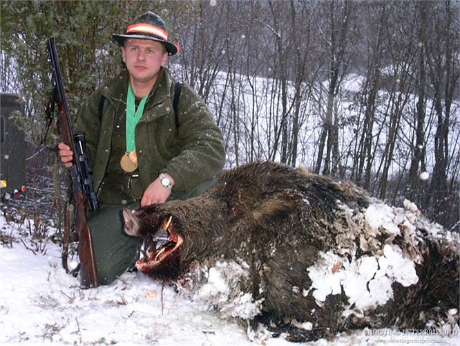 Thức ăn của lợn lòi là hoa quả, rễ cây, giun đất và các loại động vật có vú nhỏ