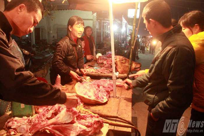 Hàng vạn người chen chân chợ Viềng 'bán rủi mua may'